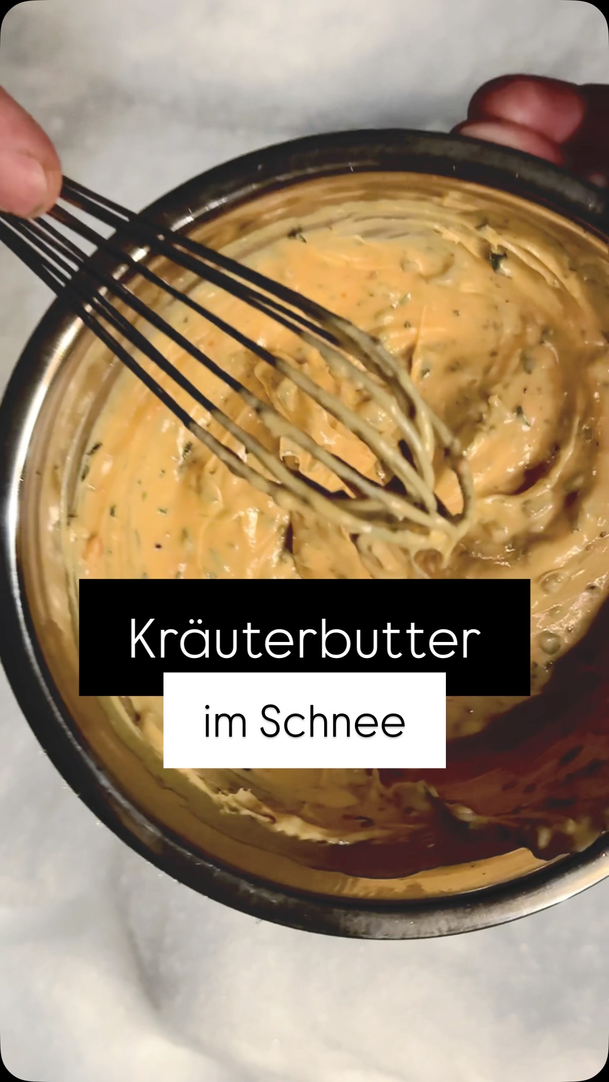 Kräuterbutter im Schnee aufgeschlagen